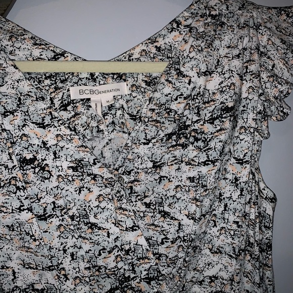BCB Generation patterned short flutter sleeve dress size medium - Picture 7 of 7